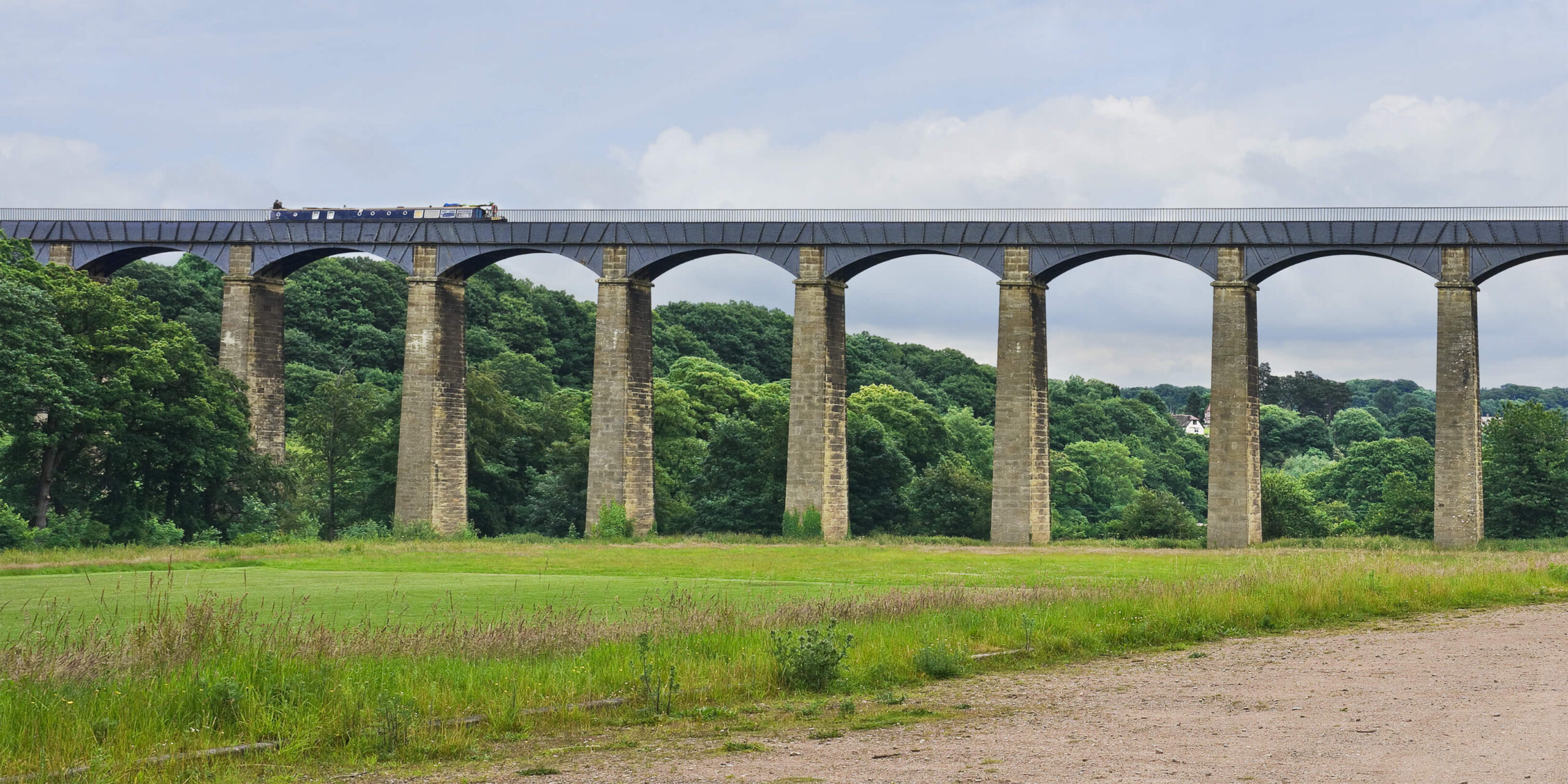 narrowboat crosses the Pontcysyllte Aqueduct