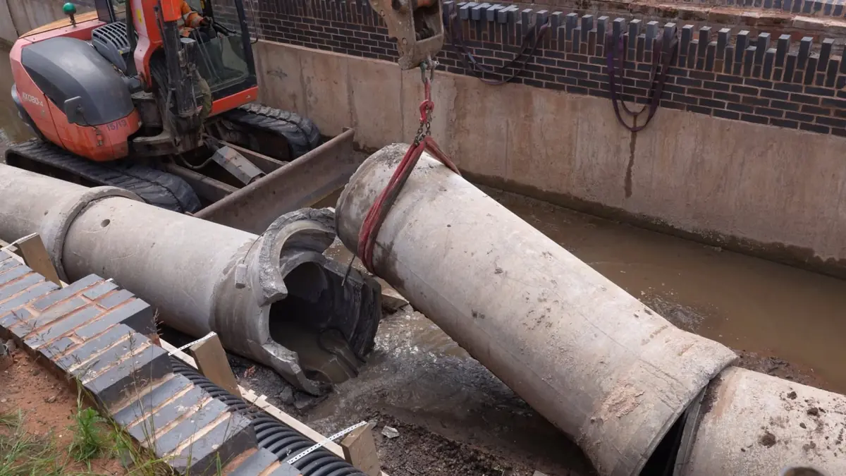 A big milestone at Gallows Wharf: the ‘big pipe’ is out